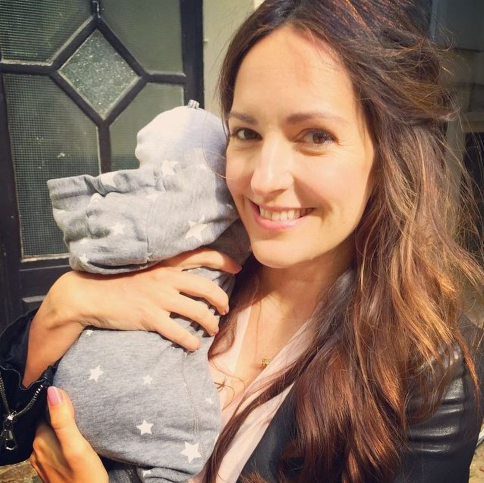 Juli 2015: Mit diesem süßen Foto bedankt sich Johanna Klum für die Glückwünsche ihrer Fans, die sie zur Geburt ihres kleinen Mädchens bekommen hat. Johanna ist mit 35 zum ersten Mal Mutter geworden und sichtlich stolz auf ihre kleine Dame. Juli 2015: Mit diesem süßen Foto bedankt sich Johanna Klum für die Glückwünsche ihrer Fans, die sie zur Geburt ihres kleinen Mädchens bekommen hat. Johanna ist mit 35 zum ersten Mal Mutter geworden und sichtlich stolz auf ihre kleine Dame.