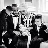 Februar 2015  Was für ein süßes Familienfoto: Sängerin Alicia Keys stellt ihr Söhnchen Genesis Ali Dean zwei Monate nach der Geburt auf Facebook vor.