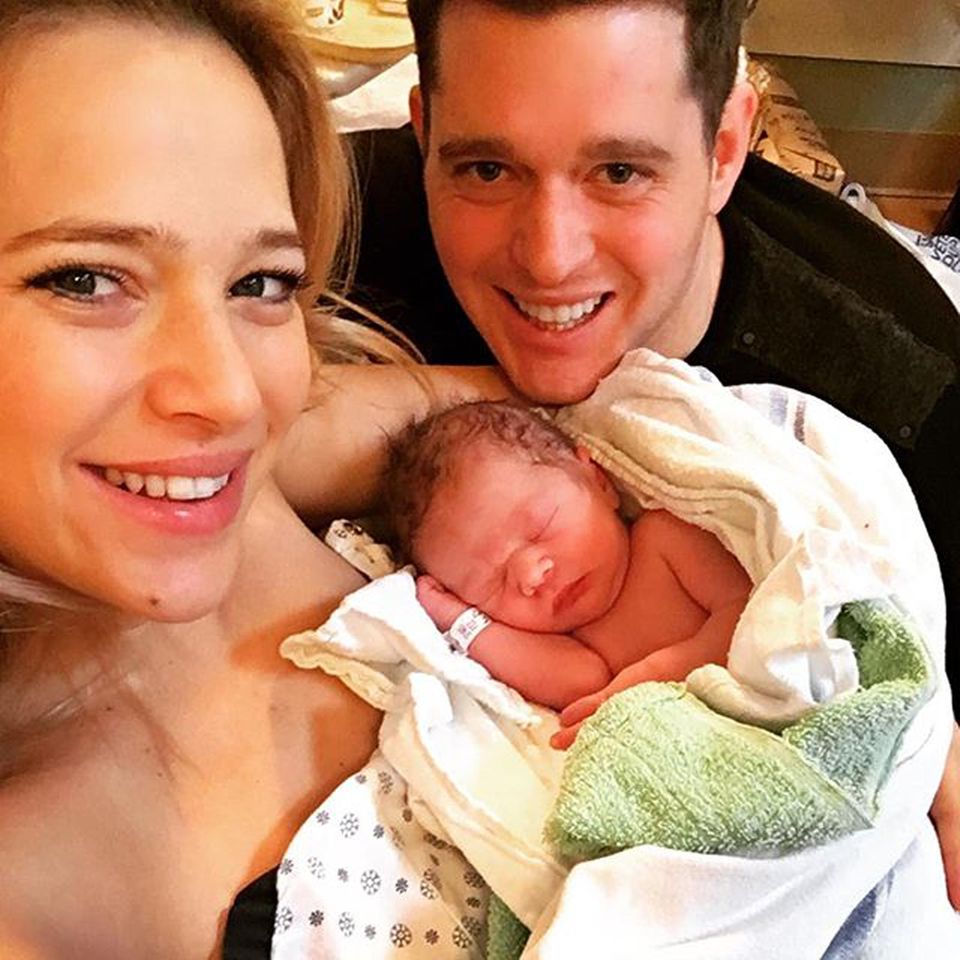 Januar 2016 Michael Bublé stellt sein zweites Söhnchen über Instagram vor. Zu dem Bild, auf dem auch Ehefrau Luisana Lopilato kurz nach der Geburt glücklich in die Kamera lächelt, schreibt der Sänger: "Und dann waren es 4. Darf ich Noahs kleinen Bruder Elias Bublé vorstellen #Familie #gesegnet #Brüder" Januar 2016 Michael Bublé stellt sein zweites Söhnchen über Instagram vor. Zu dem Bild, auf dem auch Ehefrau Luisana Lopilato kurz nach der Geburt glücklich in die Kamera lächelt, schreibt der Sänger: "Und dann waren es 4. Darf ich Noahs kleinen Bruder Elias Bublé vorstellen #Familie #gesegnet #Brüder"