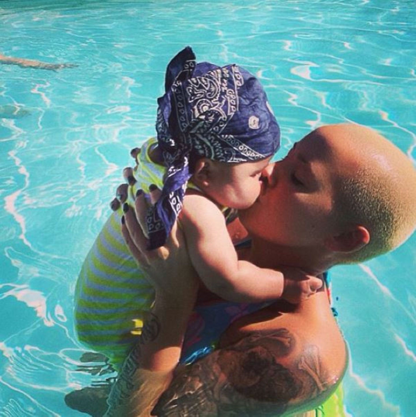 Juli 2013: Amber Rose paddelt mit ihrem Sohn Sebastian im Pool. Der Kleine ist das erste Kind von Amber Rose und ihrem Mann Wiz Khalifa und kam am 21. Februar zur Welt.