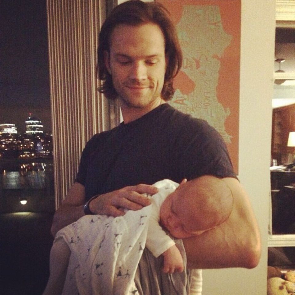 Januar 2014: Auf Instagram postet Jared Padalecki das erste Foto seines Sohnes Shepherd. Der Junge wurde kurz vor Heiligabend geboren. Januar 2014: Auf Instagram postet Jared Padalecki das erste Foto seines Sohnes Shepherd. Der Junge wurde kurz vor Heiligabend geboren.