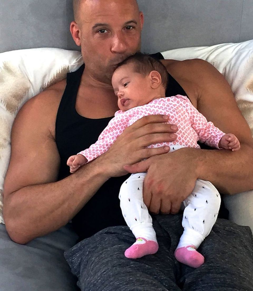 Mai 2015 So nahe können Glück und Trauer beieinander liegen: Im März wurde Vin Diesel zum dritten Mal Vater. Er hat einen Weg gefunden, seinen Emotionen über den Verlust seines guten Freundes Paul Walker Nachdruck zu verleihen und seinen Schmerz mittels Babyglück zu lindern. Der entscheidende Faktor soll dabei der Name der Kleinen sein, "ich habe sie Pauline genannt", sagt Vin Diesel in einer TV-Show. Mai 2015 So nahe können Glück und Trauer beieinander liegen: Im März wurde Vin Diesel zum dritten Mal Vater. Er hat einen Weg gefunden, seinen Emotionen über den Verlust seines guten Freundes Paul Walker Nachdruck zu verleihen und seinen Schmerz mittels Babyglück zu lindern. Der entscheidende Faktor soll dabei der Name der Kleinen sein, "ich habe sie Pauline genannt", sagt Vin Diesel in einer TV-Show.