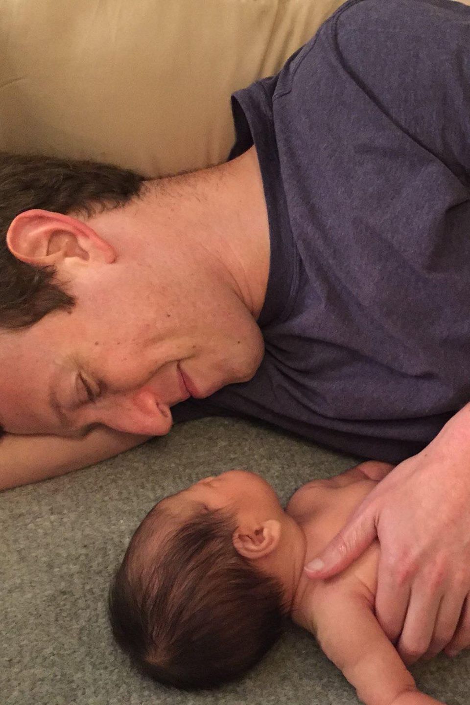 Dezember 2015  Mark Zuckerberg kuschelt mit Töchterchen Max. Der Facebook-Gründer gönnt sich nach der Geburt seines Babys eine Elternzeit.