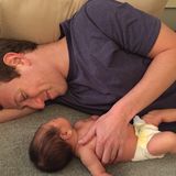 Dezember 2015  Mark Zuckerberg kuschelt mit Töchterchen Max. Der Facebook-Gründer gönnt sich nach der Geburt seines Babys eine Elternzeit.