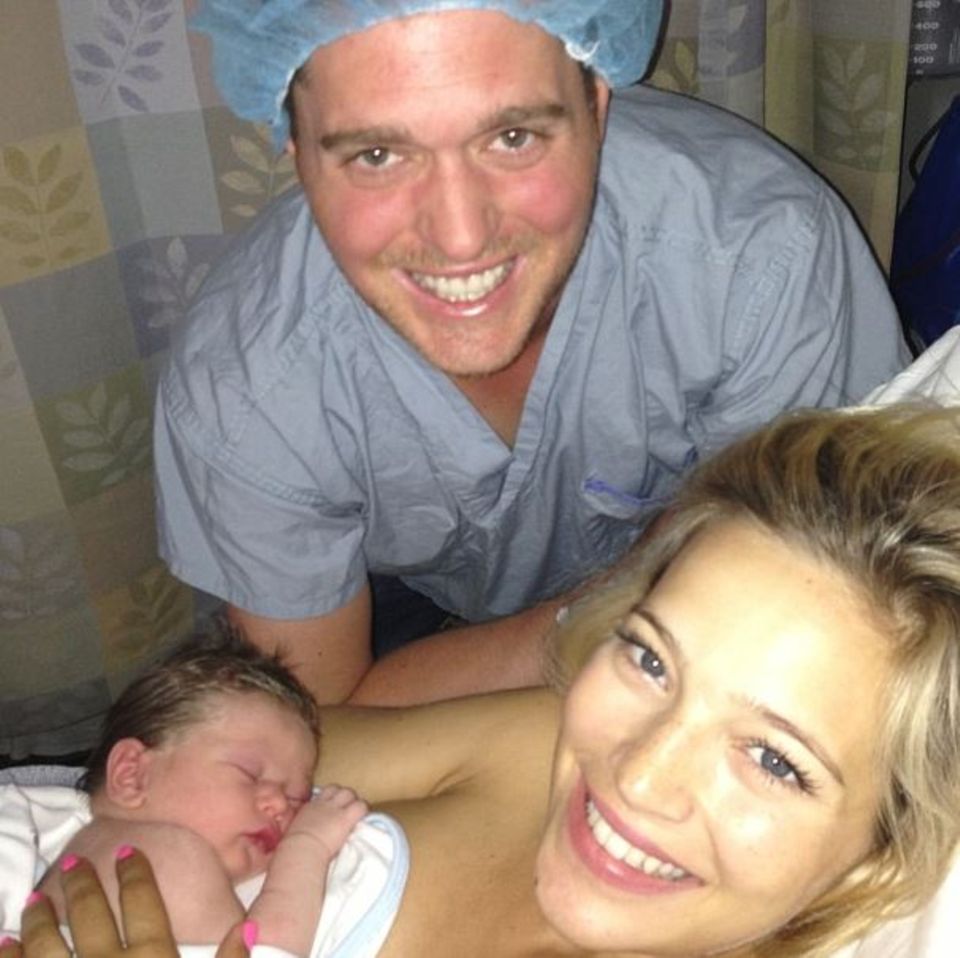 August 2013: Michael Bublé veröffentlicht nach der Geburt seines ersten Sohnes Noah dieses Foto auf Twitter. Die frischgebackene Mutter Luisana Lopilato blickt wie der Sänger glücklich in die Kamera. August 2013: Michael Bublé veröffentlicht nach der Geburt seines ersten Sohnes Noah dieses Foto auf Twitter. Die frischgebackene Mutter Luisana Lopilato blickt wie der Sänger glücklich in die Kamera.