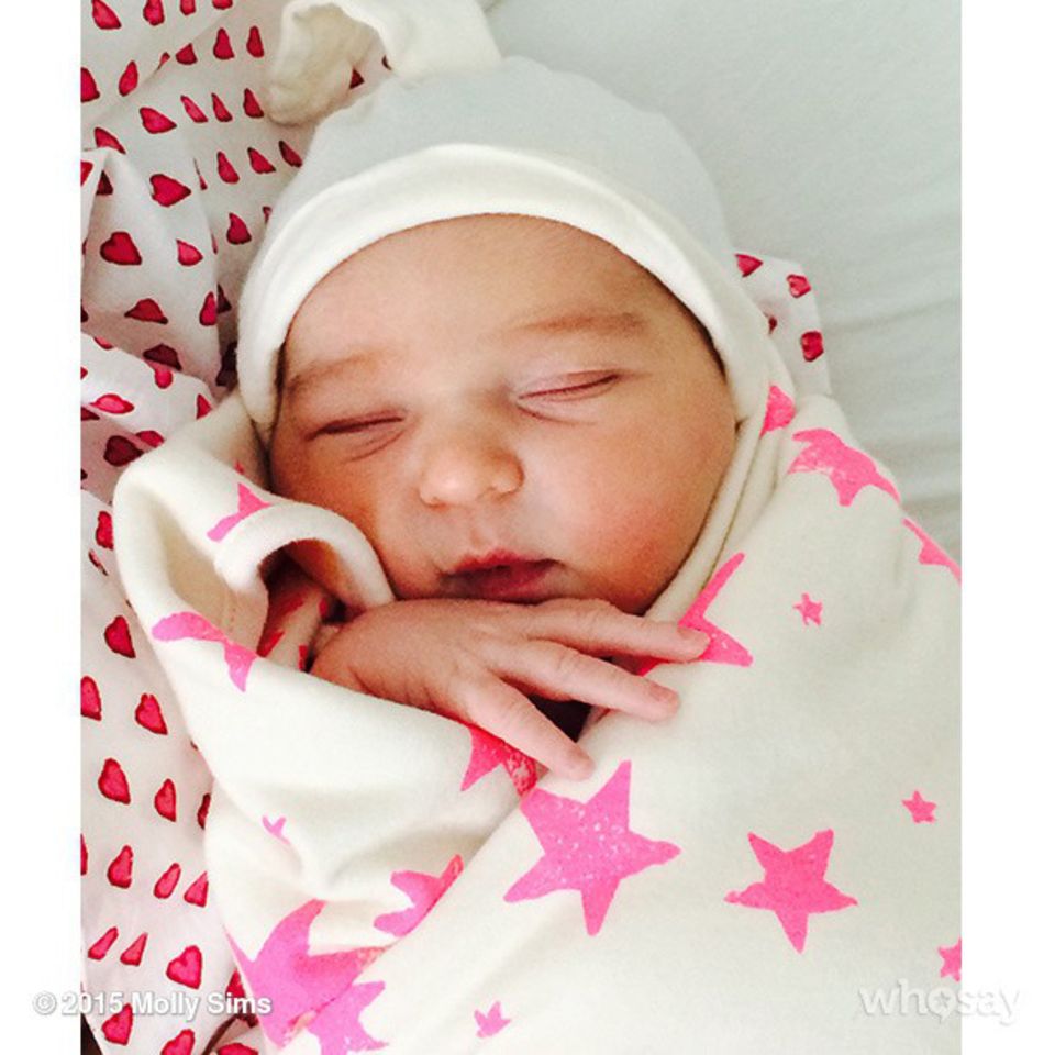 März 2015: Auf Instagram heißt Molly Sims Scarlett May in ihrer Familie willkommen. Für Molly Sims und Scott Stuber ist es das zweite Kind. März 2015: Auf Instagram heißt Molly Sims Scarlett May in ihrer Familie willkommen. Für Molly Sims und Scott Stuber ist es das zweite Kind.