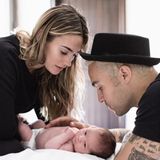 September 2014  Pete Wentz und Freundin Meagan Camper wurden bereits Ende August Eltern des kleinen Saint Lazslo, jetzt zeigen sie ihren ganzen Stolz mit einem Familienfoto auf Instagram. Wentz hat bereits einen Sohn aus einer früheren Beziehung.