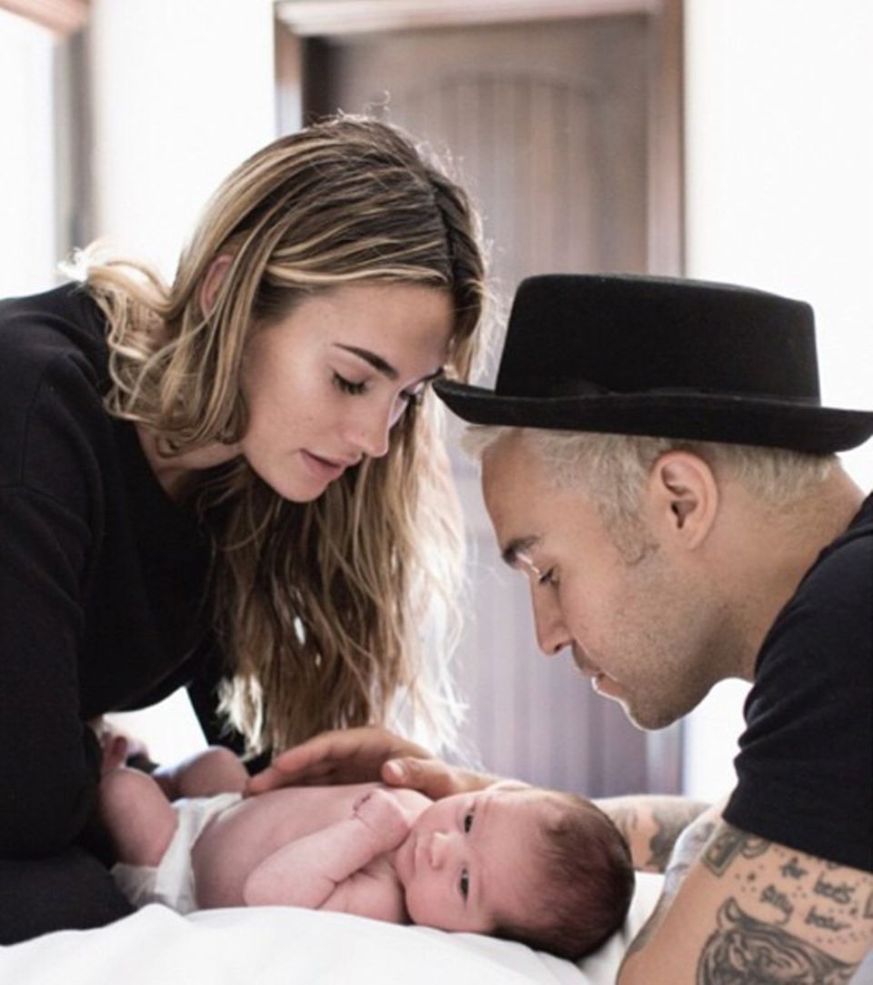 September 2014 Pete Wentz und Freundin Meagan Camper wurden bereits Ende August Eltern des kleinen Saint Lazslo, jetzt zeigen sie ihren ganzen Stolz mit einem Familienfoto auf Instagram. Wentz hat bereits einen Sohn aus einer früheren Beziehung. September 2014 Pete Wentz und Freundin Meagan Camper wurden bereits Ende August Eltern des kleinen Saint Lazslo, jetzt zeigen sie ihren ganzen Stolz mit einem Familienfoto auf Instagram. Wentz hat bereits einen Sohn aus einer früheren Beziehung.