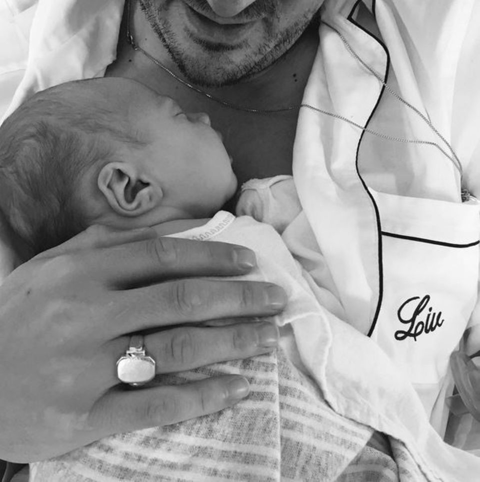 Liv Tyler hat die Geburt gut überstanden. Voller Freude postet sie dieses süße Foto von Töchterchen Lula Rose Gardner in den Armen von Ehemann David Gardner. Liv Tyler hat die Geburt gut überstanden. Voller Freude postet sie dieses süße Foto von Töchterchen Lula Rose Gardner in den Armen von Ehemann David Gardner.