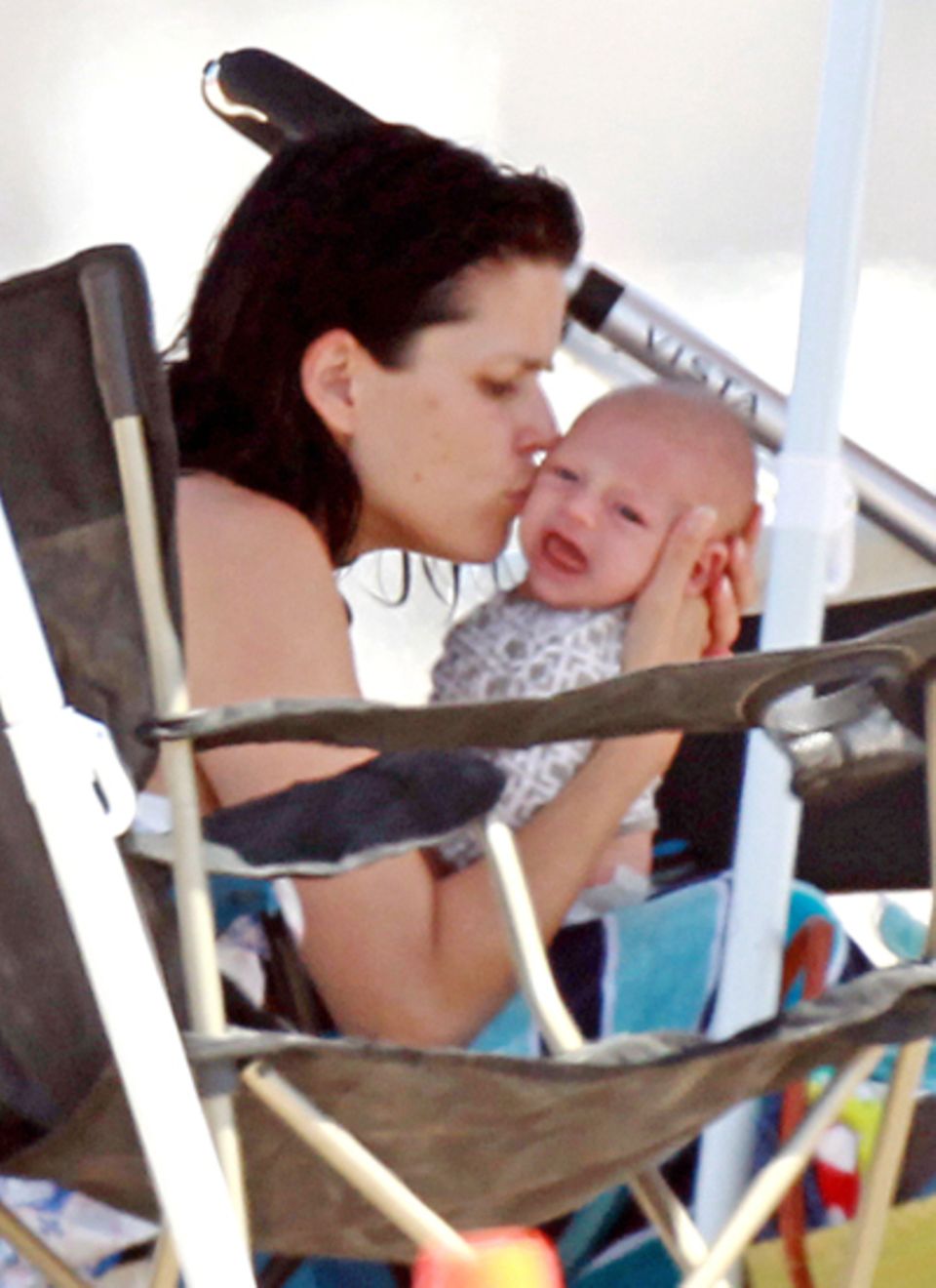 August 2012: Neve Campbell schmust mit ihrem Baby am Strans in Los Angeles. Die Schasupielerin gab ihre Schwangerschaft im März August 2012: Neve Campbell schmust mit ihrem Baby am Strans in Los Angeles. Die Schasupielerin gab ihre Schwangerschaft im März