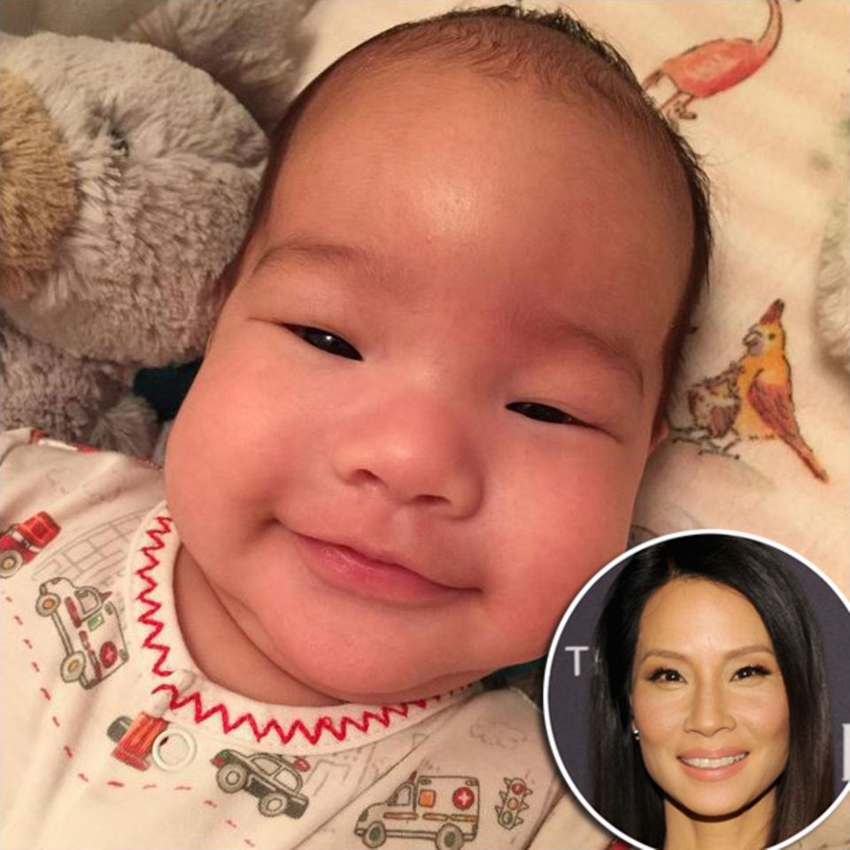 November 2015:Zwei Monate ist der kleine Rockwell nun alt, der seiner Mutter Lucy Liu mit 46 Jahren das Babyglück bescherte und auf seinem dritten Instagram-Foto niedlich in die Kamera lächelt. November 2015:Zwei Monate ist der kleine Rockwell nun alt, der seiner Mutter Lucy Liu mit 46 Jahren das Babyglück bescherte und auf seinem dritten Instagram-Foto niedlich in die Kamera lächelt.