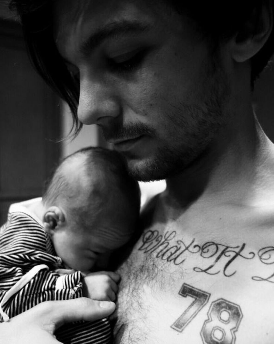 Januar 2016 Mit diesem Foto seines Neugeborenen stellt One-Direction-Star Louis Tomlinson seinen kleinen Spross nicht nur erstmals seinen Fans vor, sondern löst gleichzeitig die große Verwirrung, die um seinen Namen kursierten. Der Kleine heißt demnach nämlich nicht "Sydney Rain", wie es viele bereits behaupteten, sondern Freddie. Ocer auch Freddie Tommo - wie ihn sein Papa wohl gerne nennt. Januar 2016 Mit diesem Foto seines Neugeborenen stellt One-Direction-Star Louis Tomlinson seinen kleinen Spross nicht nur erstmals seinen Fans vor, sondern löst gleichzeitig die große Verwirrung, die um seinen Namen kursierten. Der Kleine heißt demnach nämlich nicht "Sydney Rain", wie es viele bereits behaupteten, sondern Freddie. Ocer auch Freddie Tommo - wie ihn sein Papa wohl gerne nennt.