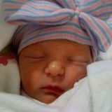 Juli 2013: Talkmaster Jimmy Fallon stellt uns auf seinem Instagram-Profil seine süße Tochter Winnie Rose Fallon vor. Das Mädchen kam am 23. Juli per Leihmutter zur Welt.