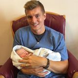 Juli 2016  Toni Kroos hält stolz sein zweites Baby in den Armen. Auch wir heißen die kleine Amelie willkommen und gratulieren dem Mittelfeldstar.