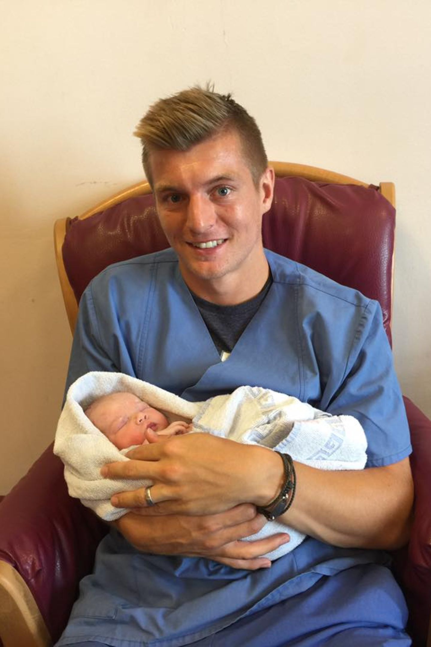 Juli 2016  Toni Kroos hält stolz sein zweites Baby in den Armen. Auch wir heißen die kleine Amelie willkommen und gratulieren dem Mittelfeldstar.