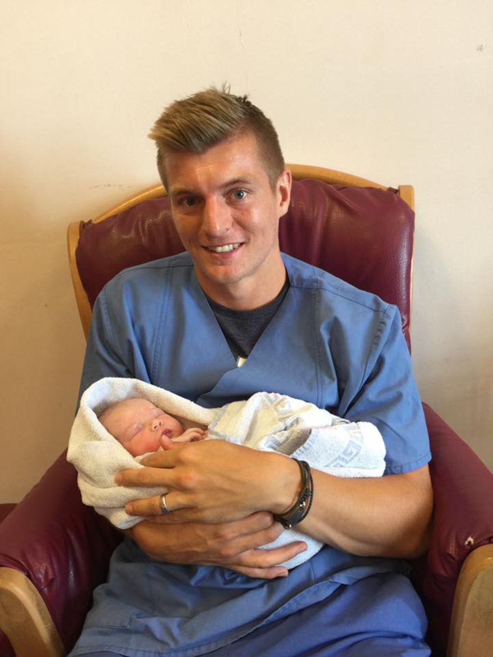 Juli 2016 Toni Kroos hält stolz sein zweites Baby in den Armen. Auch wir heißen die kleine Amelie willkommen und gratulieren dem Mittelfeldstar. Juli 2016 Toni Kroos hält stolz sein zweites Baby in den Armen. Auch wir heißen die kleine Amelie willkommen und gratulieren dem Mittelfeldstar.