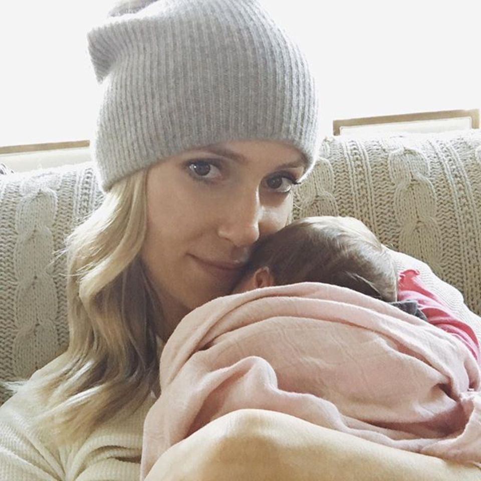 November 2015:Eine Woche nach der Entbindung zeigt sich "The Hills"-Star Kristin Cavallari erstmals mit ihrer Tochter Saylor, die sie in ein mädchenrosa Deckchen eingewickelt hat.