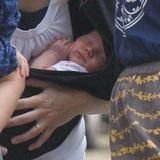 August 2011: Zwei Wochen nach der Geburt zeigen sich Ethan Hawke und seine Frau Ryan Shawhughes mit ihrer Tochter Indiana.