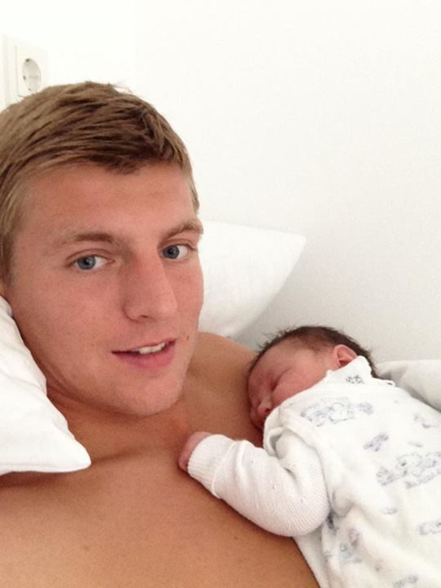 August 2013: Nationalfußballer Toni Kroos ist zum ersten Mal Vater geworden. Der "Bayern"-Star stellt auf Facebook seinen Sohn Leon vor.