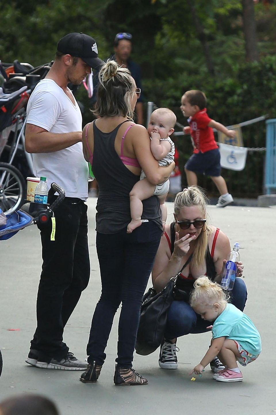 Juli 2013: Schauspieler Cam Gigandet und seine Verlobte Dominique Geisendorff verbringen mit ihren Kindern Everleigh und Rekker einen Tag im Freizeitpark im kalifornischen Anaheim. Dabei dürfen wir den ersten Blick auf ihr fünf Monate altes Söhnchen werfen. Juli 2013: Schauspieler Cam Gigandet und seine Verlobte Dominique Geisendorff verbringen mit ihren Kindern Everleigh und Rekker einen Tag im Freizeitpark im kalifornischen Anaheim. Dabei dürfen wir den ersten Blick auf ihr fünf Monate altes Söhnchen werfen.