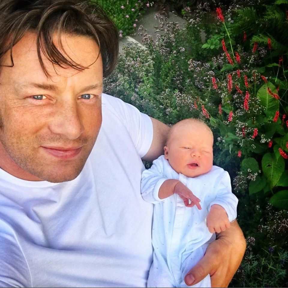 Jamie Oliver zeigt seinen zweiten Sohn nicht nur ganz stolz auf seinem eigenen Instagram-Account, für eine süße Liebeserklärung hat er sich jetzt auch bei seiner Frau Jools eingehackt... Jamie Oliver zeigt seinen zweiten Sohn nicht nur ganz stolz auf seinem eigenen Instagram-Account, für eine süße Liebeserklärung hat er sich jetzt auch bei seiner Frau Jools eingehackt...