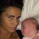 Katie Price kuschelt mit ihrem kleinen Mädchen Bunny