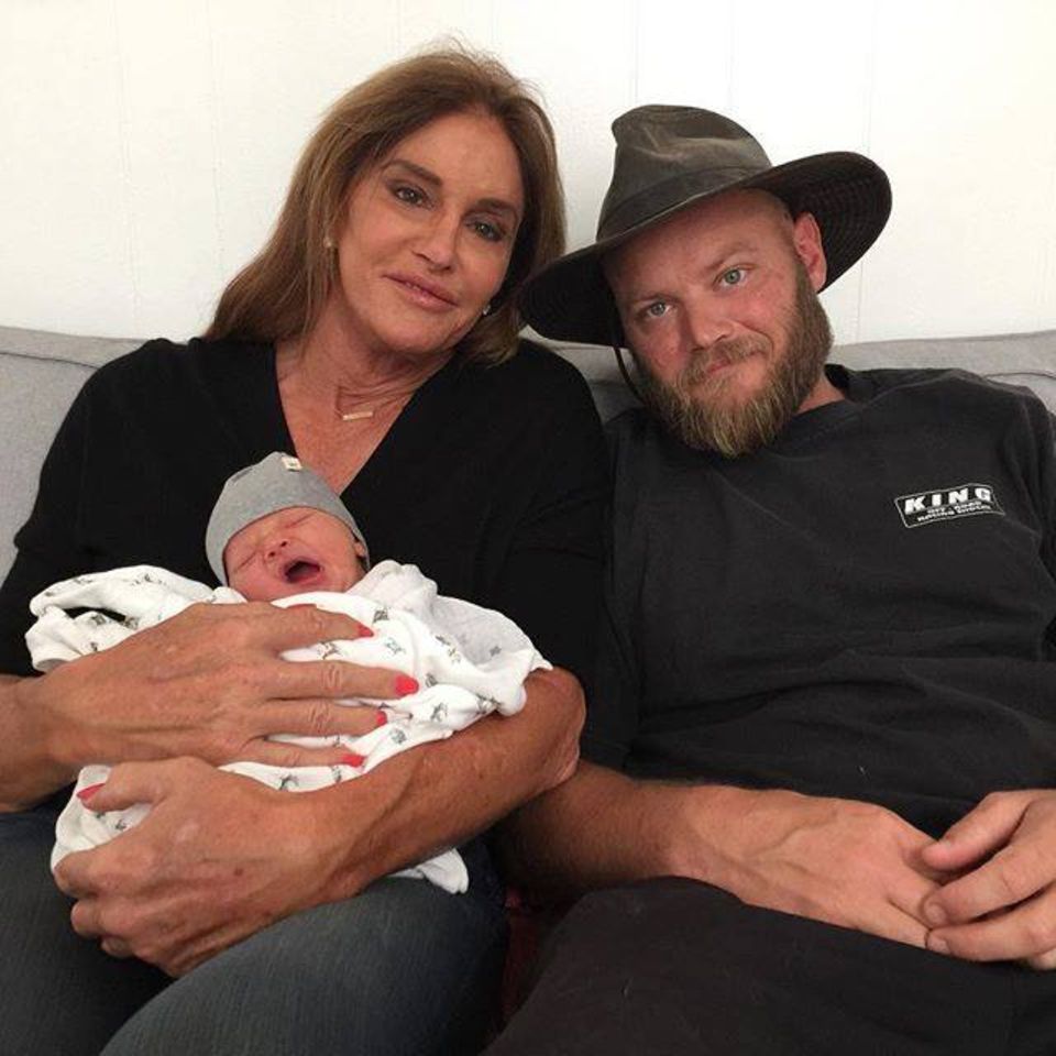 Caitlyn Jenner ist mal wieder Oma geworden. Der kleine Bodhi hat das Licht der Welt erblickt. An der Seite von ihrem Sohn Burt Jenner freut sie sich über das süße Baby. Caitlyn Jenner ist mal wieder Oma geworden. Der kleine Bodhi hat das Licht der Welt erblickt. An der Seite von ihrem Sohn Burt Jenner freut sie sich über das süße Baby.