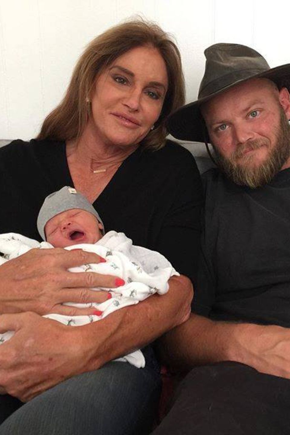 Caitlyn Jenner ist mal wieder Oma geworden. Der kleine Bodhi hat das Licht der Welt erblickt. An der Seite von ihrem Sohn Burt Jenner freut sie sich über das süße Baby. Caitlyn Jenner ist mal wieder Oma geworden. Der kleine Bodhi hat das Licht der Welt erblickt. An der Seite von ihrem Sohn Burt Jenner freut sie sich über das süße Baby.