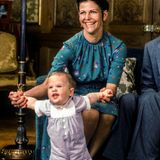 13. Mai 1980  Der erste Geburtstag des Prinzen wird im Schloss Drottningholm auf der Insel Lovön gefeiert. Silvia fühlt sich in ihrer Mutterrolle sichtlich wohl.