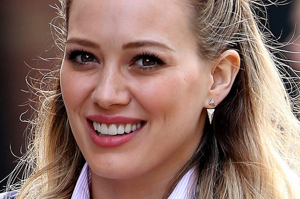 Haare: Hilary Duff muss sich dank neuem Frisuren-Trend nicht mehr zwischen Zopf und Wallemähne entscheiden. Für den Half-up-Dutt steckt sie ihr Deckhaar hoch und legt anschließend ihre leichten Wellen nach vorne über die Schultern. Hilary Duff muss sich dank neues Frisuren-Trends nicht mehr zwischen Zopf und offenem Haar entscheiden. Für den Half-up-Dutt steckt sie ihr Deckhaar hoch und legt ihre leichten Wellen nach vorne über die Schultern.