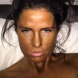 Wie ein verkohltes Brathähnchen sieht Katie Price nach einer Bräunungsdusche aus. Das waren eindeutig zwei, drei Sprühladungen zu viel.