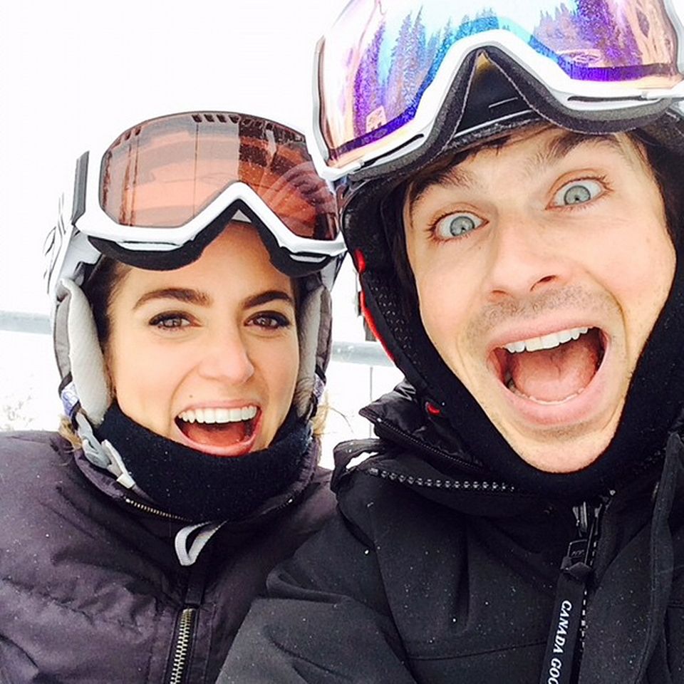 Nikki Reed und Ian Somerhalder senden gut gelaunte Grüße aus dem Skiurlaub im Sun Valley in Idaho. Nikki Reed und Ian Somerhalder senden gut gelaunte Grüße aus dem Skiurlaub im Sun Valley in Idaho.