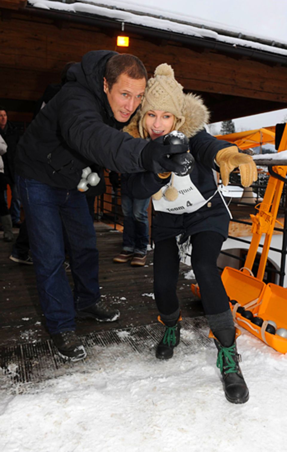 21. Januar 2011: Benno Fürmann und Dorkas Kiefer spielen Eis-Pétanque bei der "Veuve Clicquot"- Après-Ski-Party in Kitzbühel.
