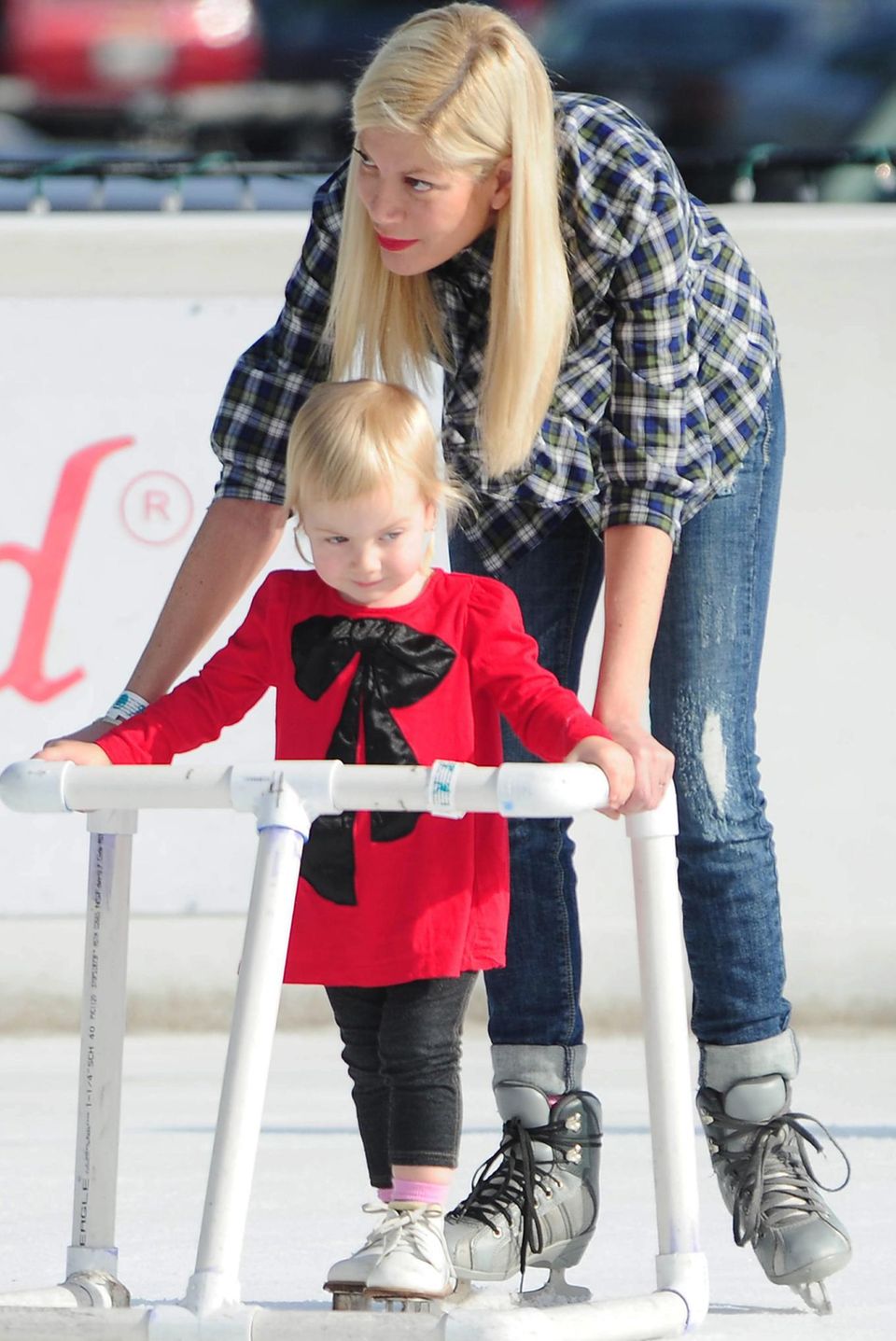 Tori Spelling bringt Töchterchen Hattie das Schlittschuhlaufen bei.