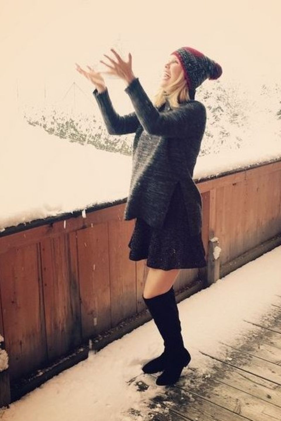 Monica Ivancan freut sich über den ersten Schnee in Österreich.