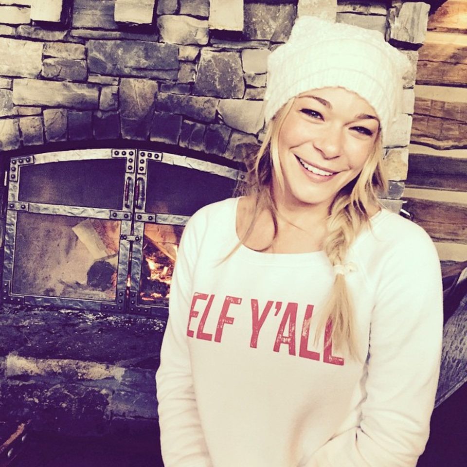 Während es draußen schneit, hat LeAnn Rimes es kuschelig warm. Während es draußen schneit, hat LeAnn Rimes es kuschelig warm.