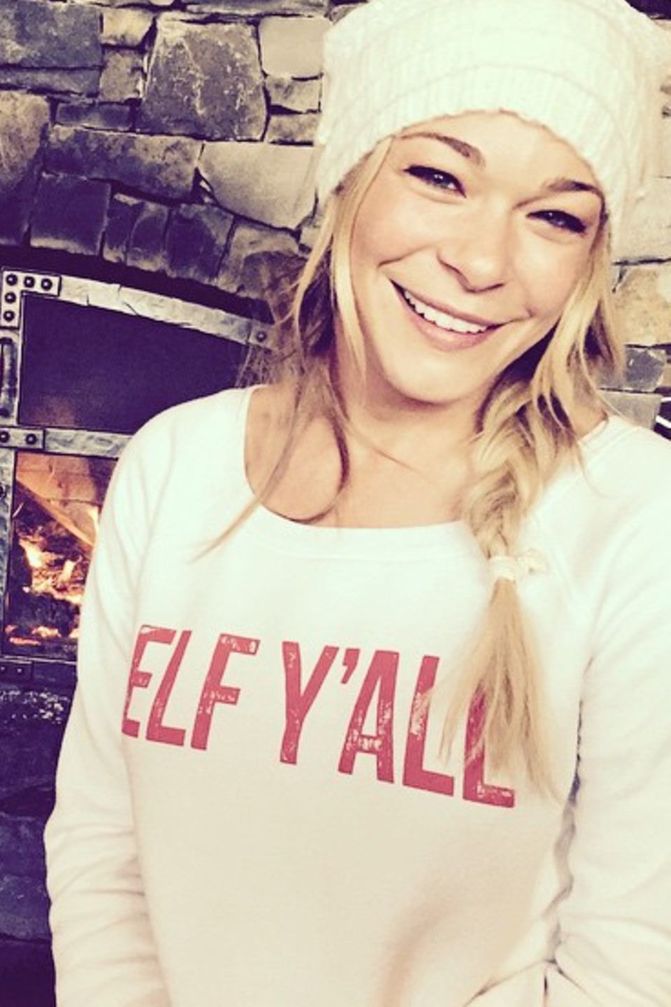 Während es draußen schneit, hat LeAnn Rimes es kuschelig warm.