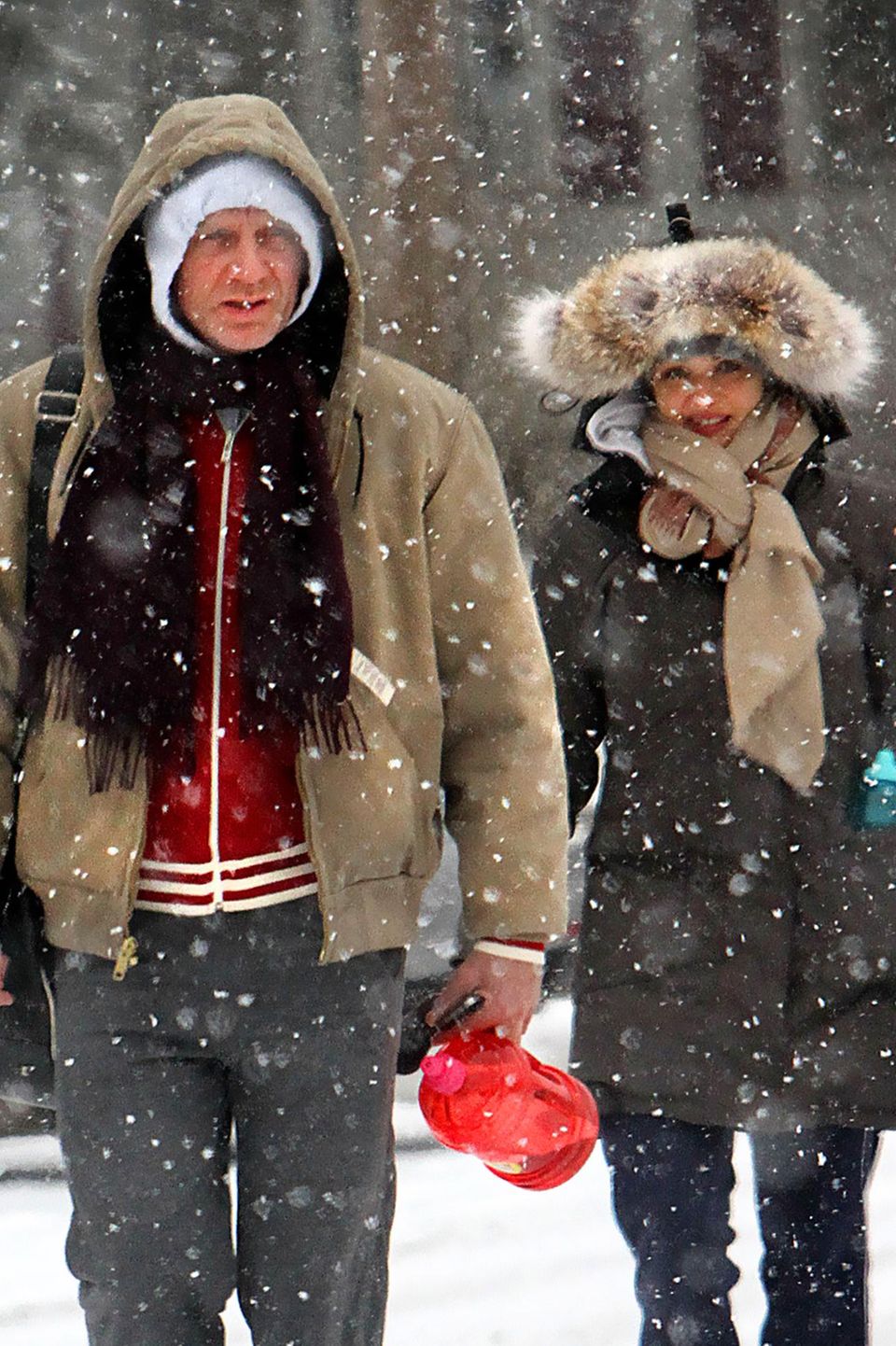 Daniel Craid und Rachel Weisz stapfen mit Schal und Mütze durch den New Yorker Schnee. Daniel Craid und Rachel Weisz stapfen mit Schal und Mütze durch den New Yorker Schnee.