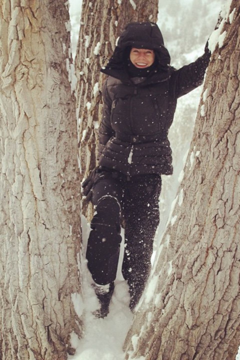 Dick eingepackt spielt Ellen Pompeo im Schnee. Dick eingepackt spielt Ellen Pompeo im Schnee.