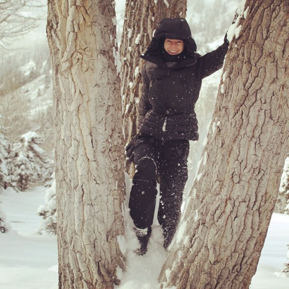Dick eingepackt spielt Ellen Pompeo im Schnee. Dick eingepackt spielt Ellen Pompeo im Schnee.