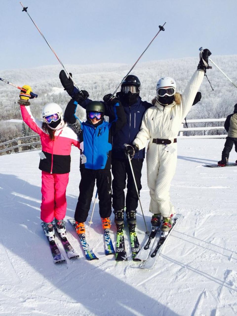 Welche glückliche Familie verbirgt sich hinter diesen Skibrillen? Catherine Zeta-Jones und Michael Douglas machen mit ihren beiden Kindern Dylan, 13 und Carys, zehn, Urlaub im kanadischen Quebec. Dabei arbeitet das Expaar wohl auch an seiner Beziehung. Welche glückliche Familie verbirgt sich hinter diesen Skibrillen? Catherine Zeta-Jones und Michael Douglas machen mit ihren beiden Kindern Dylan, 13 und Carys, zehn, Urlaub im kanadischen Quebec. Dabei arbeitet das Expaar wohl auch an seiner Beziehung.