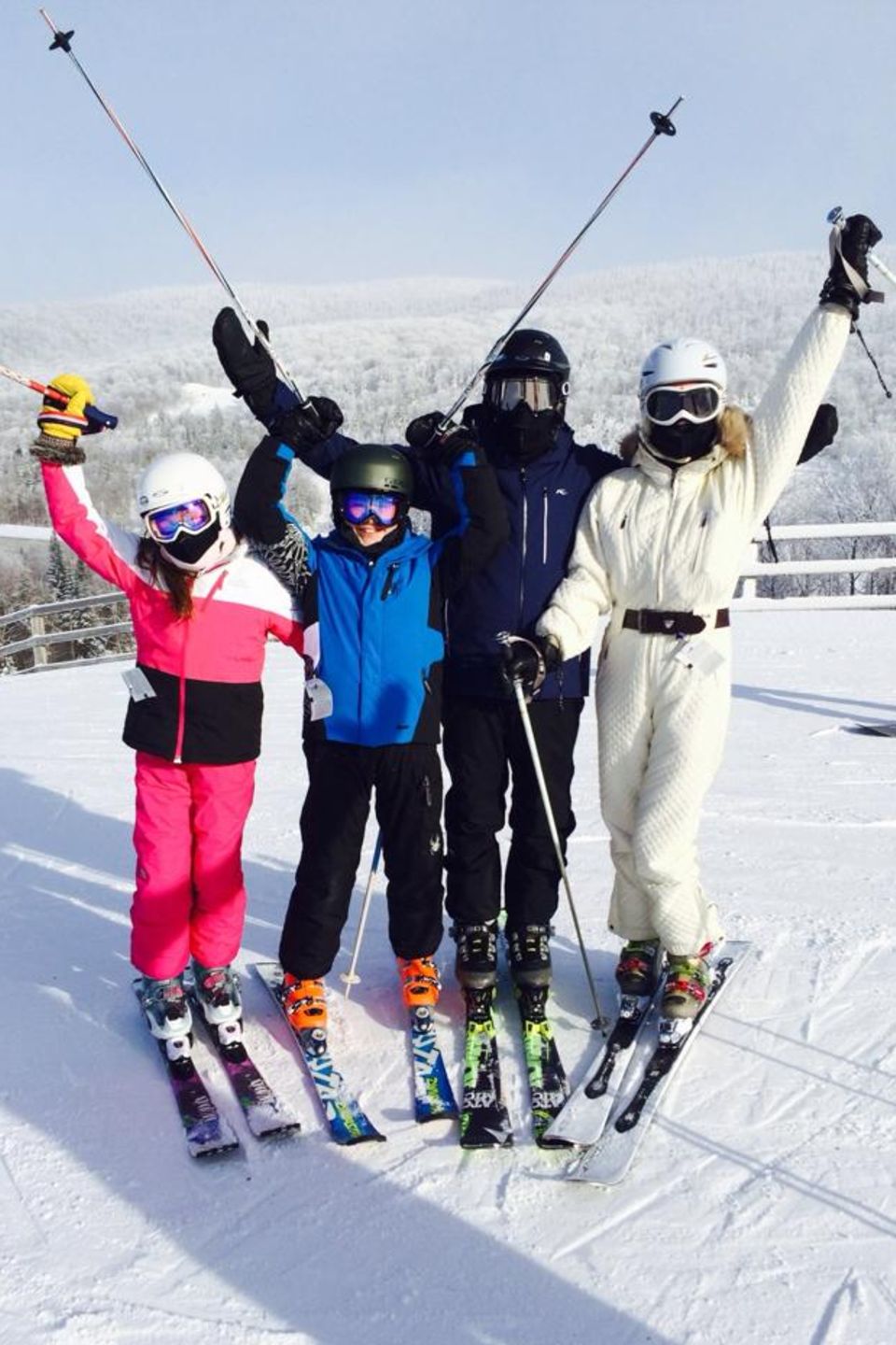 Welche glückliche Familie verbirgt sich hinter diesen Skibrillen? Catherine Zeta-Jones und Michael Douglas machen mit ihren beiden Kindern Dylan, 13 und Carys, zehn, Urlaub im kanadischen Quebec. Dabei arbeitet das Expaar wohl auch an seiner Beziehung.