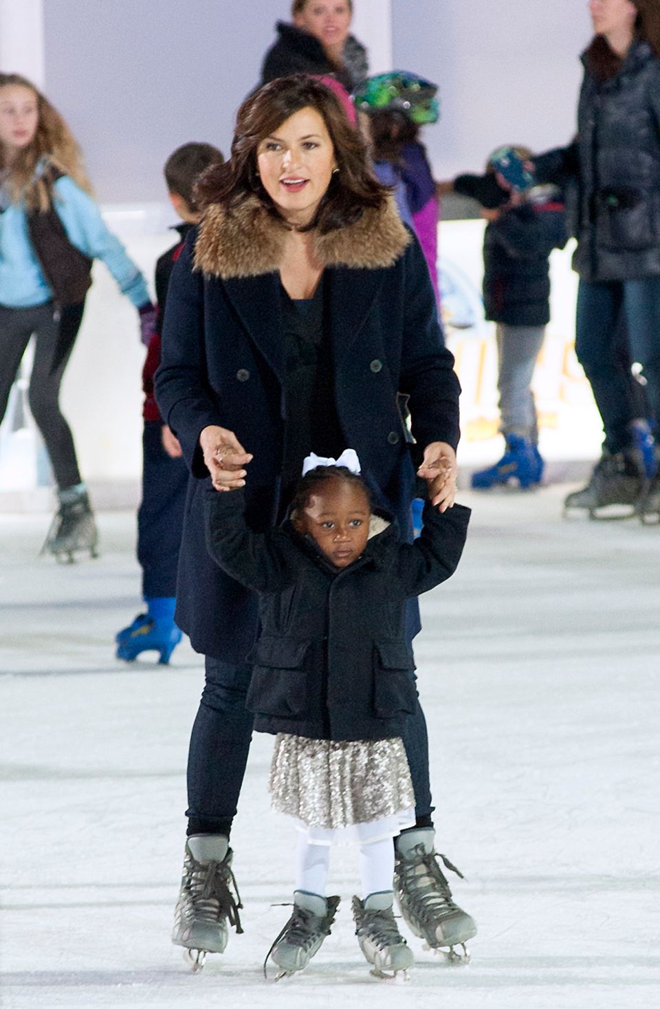 Mariska Hargitay und Tochter Amaya Josephine stimmen sich beim Schlittschuhlaufen im Bryant Park in New York City auf den Winter ein.