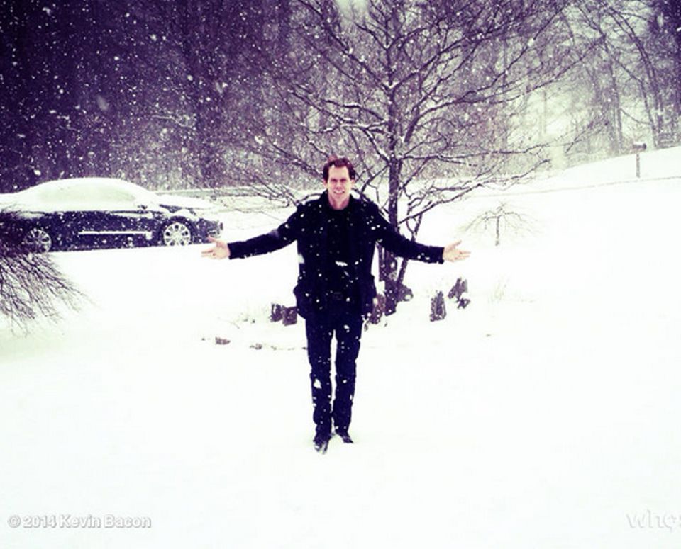 "Nur ein weiterer Tag bei @TheFollowingFOX", kommentiert Kevin Bacon, ein Foto, das ihn im Schneegestöber bei den Dreharbeiten seiner Serie "The Following" zeigt. "Nur ein weiterer Tag bei @TheFollowingFOX", kommentiert Kevin Bacon, ein Foto, das ihn im Schneegestöber bei den Dreharbeiten seiner Serie "The Following" zeigt.