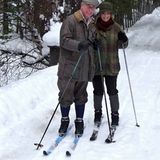 Prinz Charles und Camilla zeigen sich auf Skiern für die offizielle Weihnachtskarte 2010.