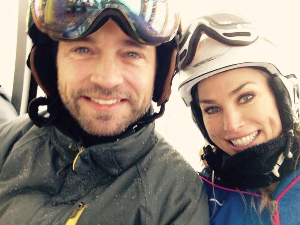 Jason Priestley fährt zusammen mit seiner Frau Naomi im Skiurlaub mit der "Peak to Peak Gondola" in Kanada.