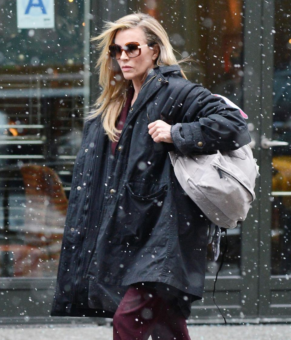 Kim Basinger, die gerade in New York ist um ihren Film "Grudge Match" zu bewerben, trägt trotz Schneefall eine Sonnenbrille. Kim Basinger, die gerade in New York ist um ihren Film "Grudge Match" zu bewerben, trägt trotz Schneefall eine Sonnenbrille.