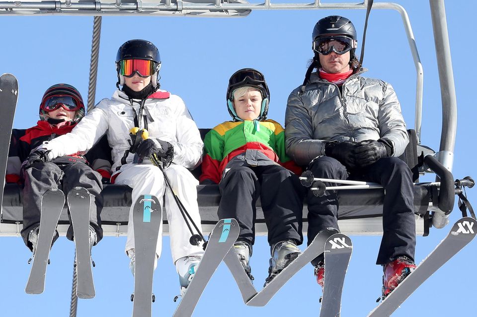Gwen Stefani, Gavin Rossdale und ihre Söhne Kingston und Zuma fahren am "Mammoth Lake" mit dem Skilift auf die Piste.