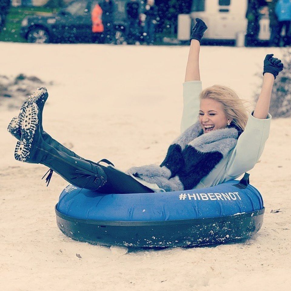 Pixie Lott hat sichtlich Spaß beim Rodeln am "Hibernot Snow Day" in London. Pixie Lott hat sichtlich Spaß beim Rodeln am "Hibernot Snow Day" in London.