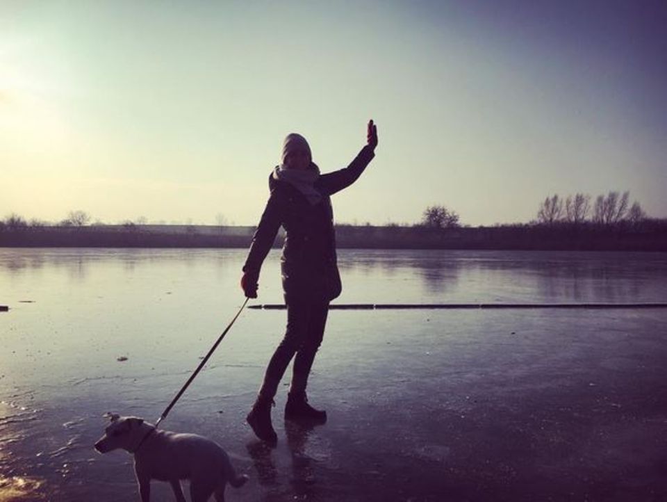 Eva Padberg wagt sich mit ihrer Hündin Hilde auf einen gefrorenen See in der Uckermark. Jetzt blos nicht einbrechen!
